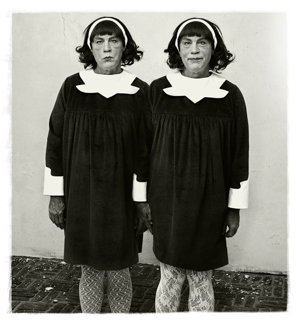 photo Diane_Arbus___Identical_Twins_Roselle_New_Jersey_1967_2014_zpspmrsm4x3.jpg
